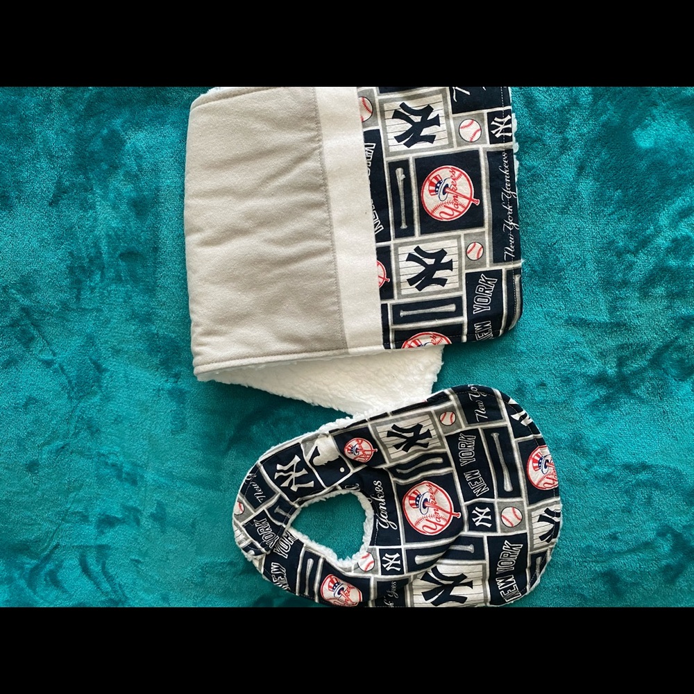 Yankees baby bib set